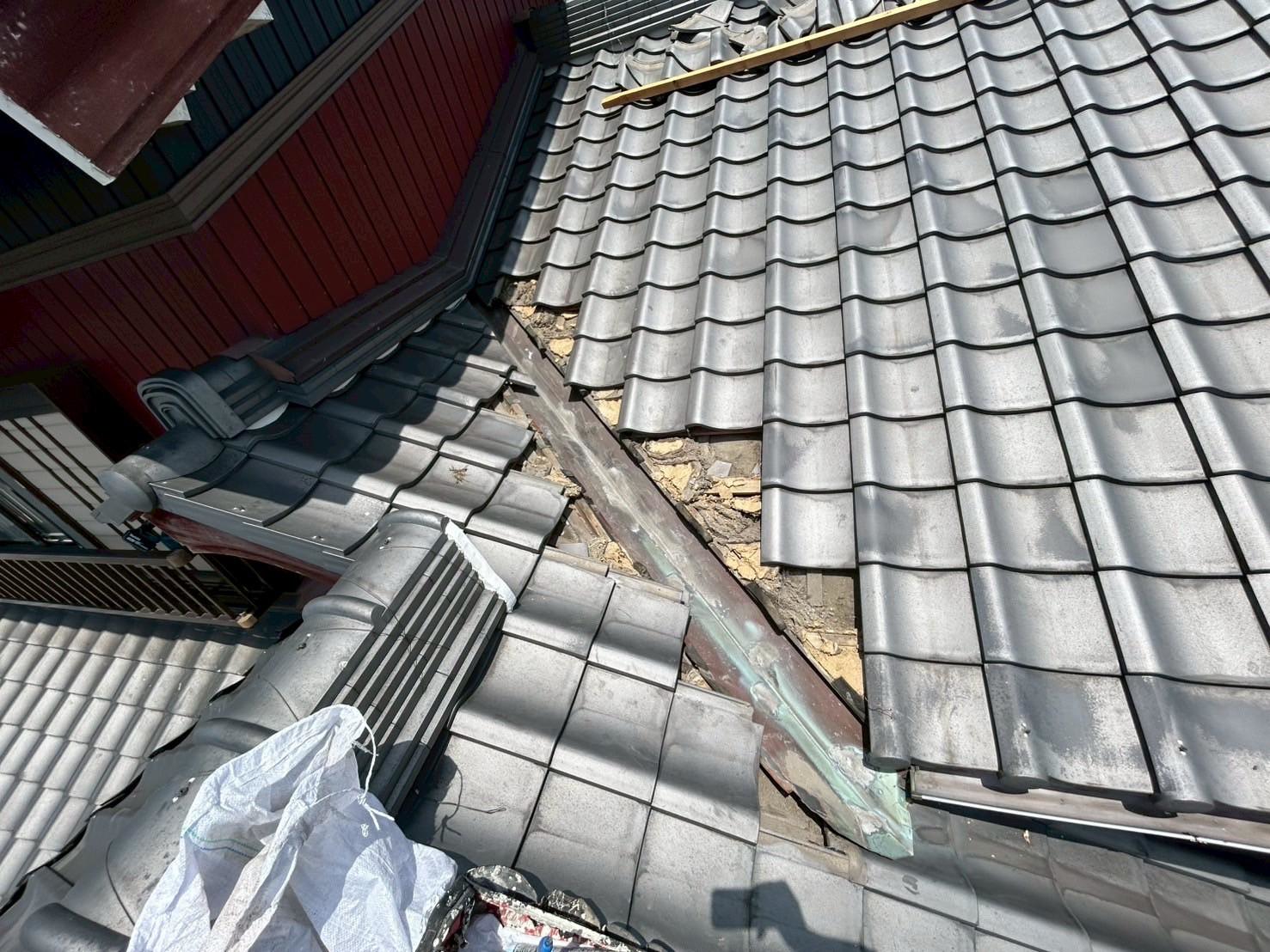 愛知県安城市にて雨漏り修理〈屋根谷板金からの雨漏り〉の施工前写真