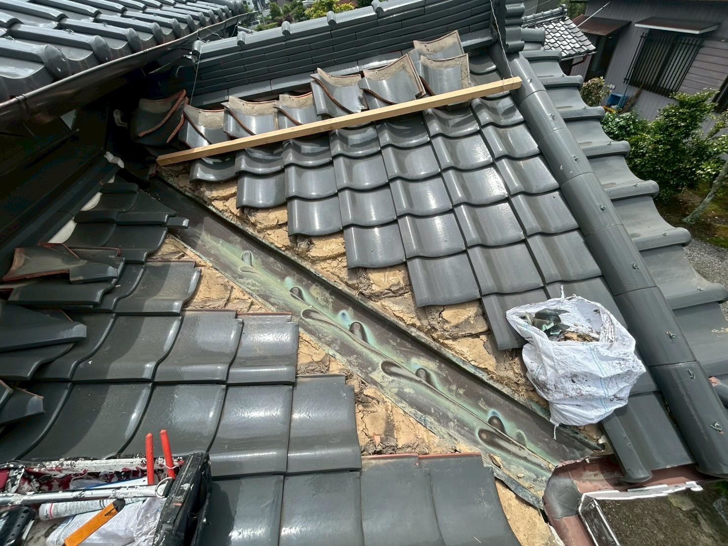 愛知県安城市にて雨漏り修理〈軒天の雨染み・屋根修理〉の施工前写真