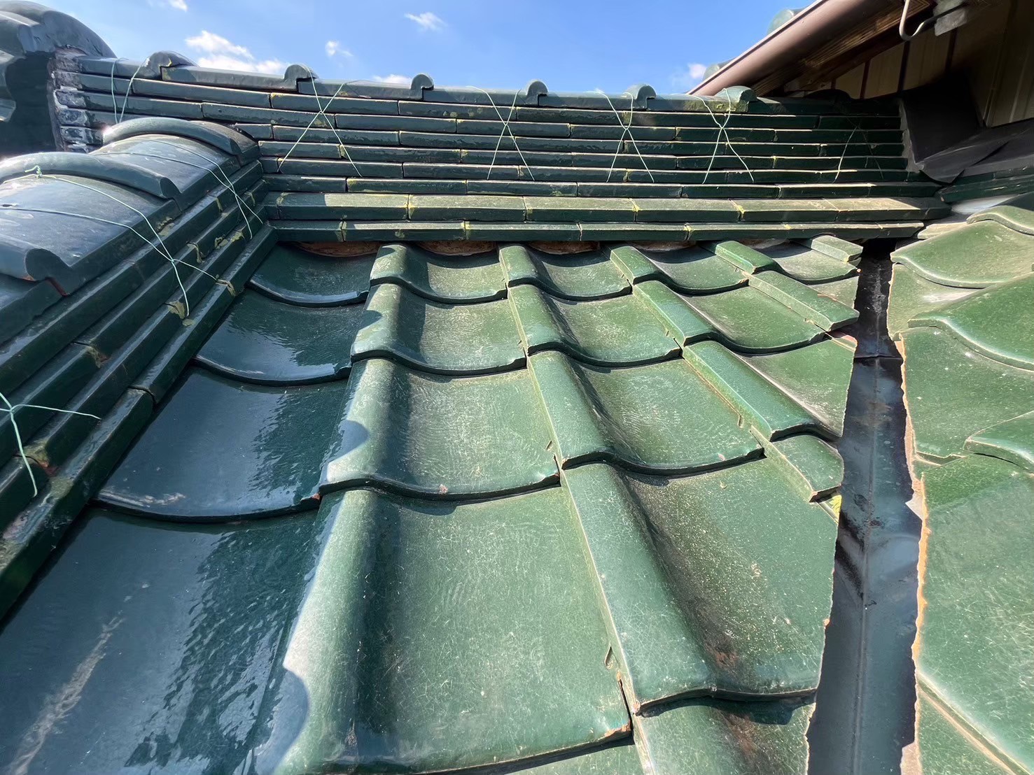 愛知県安城市にて雨漏り予防の屋根修理〈瓦屋根の漆喰・谷板金工事〉の施工前写真