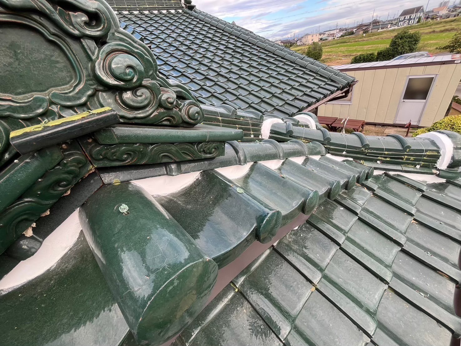 愛知県安城市にて雨漏り予防の屋根修理〈瓦屋根の漆喰・谷板金工事〉の施工後写真