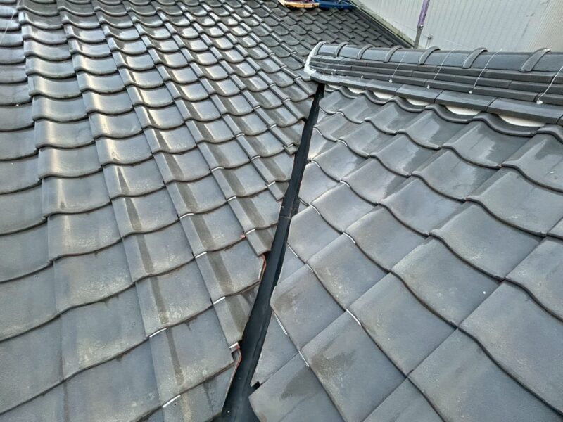 愛知県刈谷市にて雨漏り予防の屋根修理〈谷板金の穴あき〉