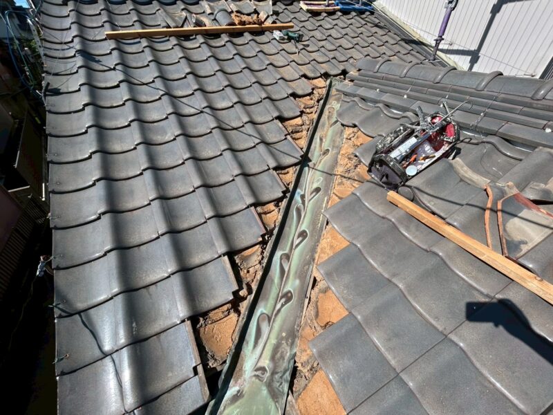 愛知県刈谷市にて雨漏り予防の屋根修理〈谷板金の穴あき〉の施工前写真