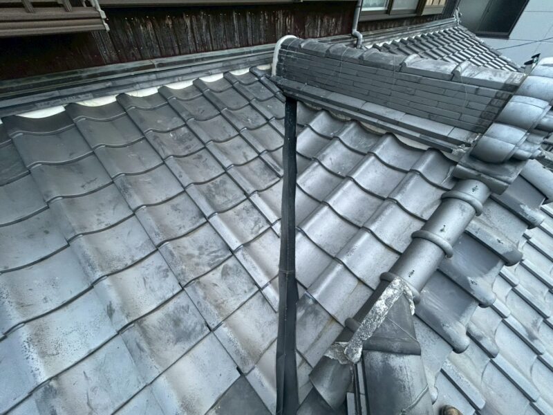 愛知県安城市にて雨漏り予防の屋根修理〈谷板金の錆〉