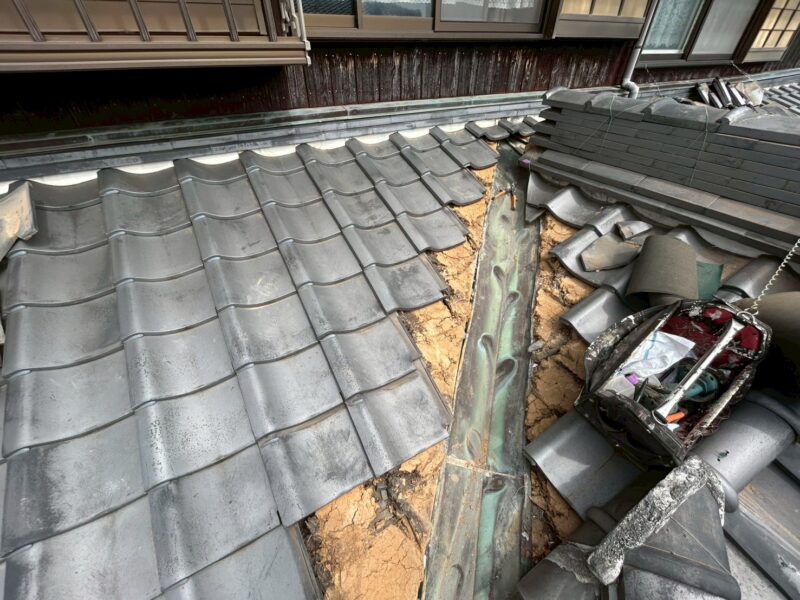 愛知県安城市にて雨漏り予防の屋根修理〈谷板金の錆〉の施工前写真