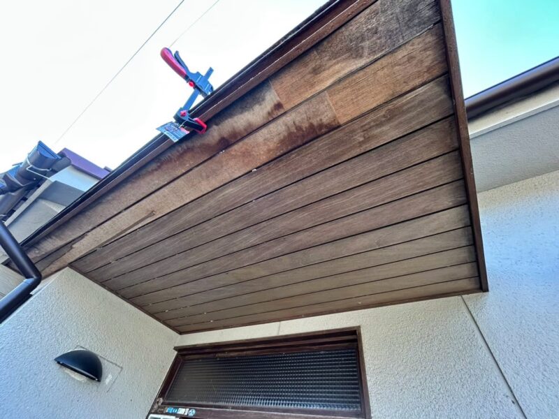 愛知県安城市にて雨漏り修理〈玄関上からの雨漏り〉の施工前写真