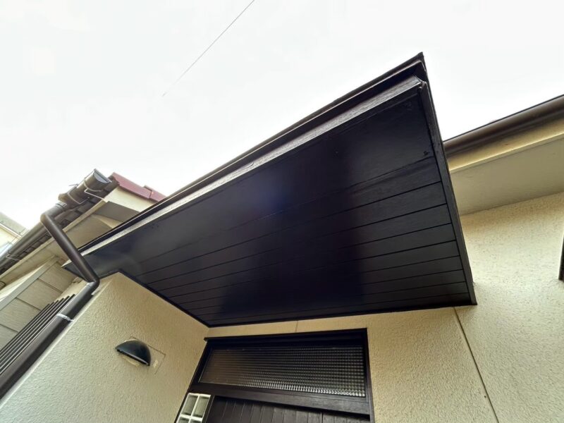 愛知県安城市にて雨漏り修理〈玄関上からの雨漏り〉