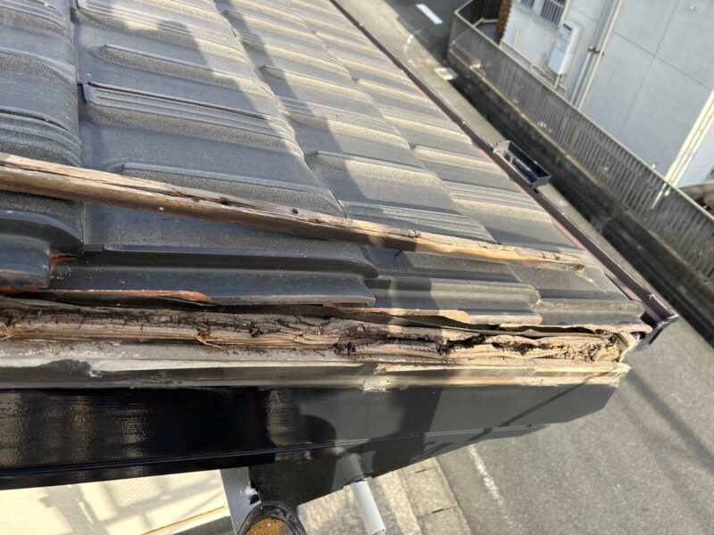 愛知県岡崎市にて屋根修理〈ケラバ瓦が外れそうに〉の施工前写真