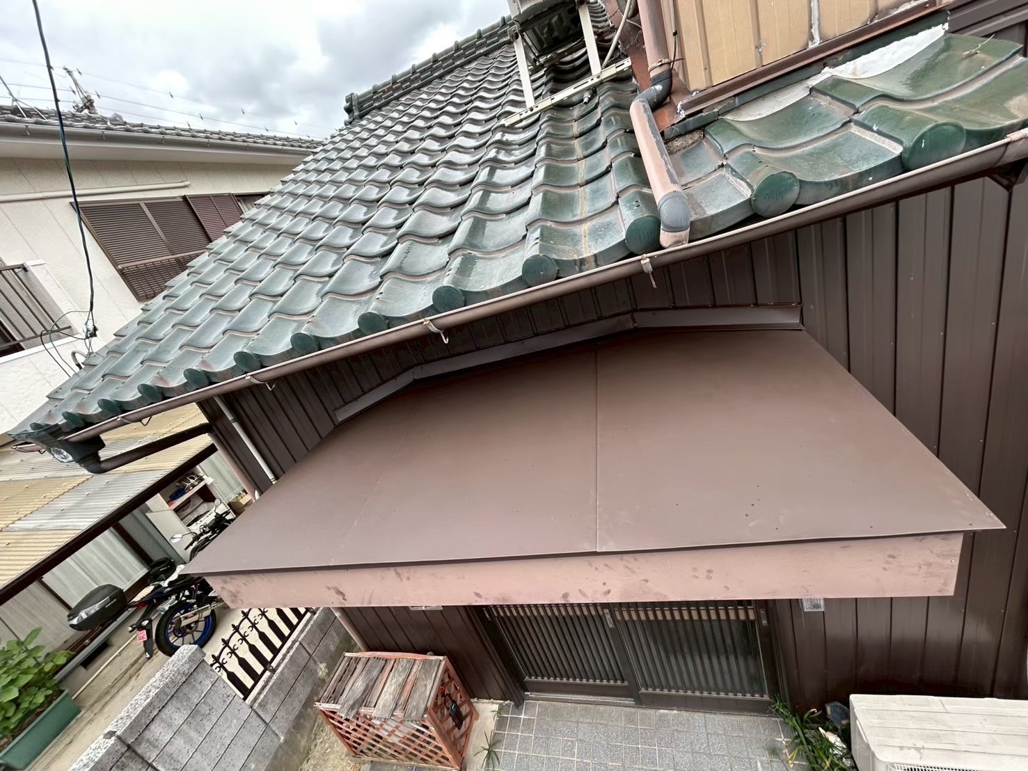 西尾市にて雨漏り修理〈玄関上の軒天から雨漏り・庇板金工事〉の施工後写真
