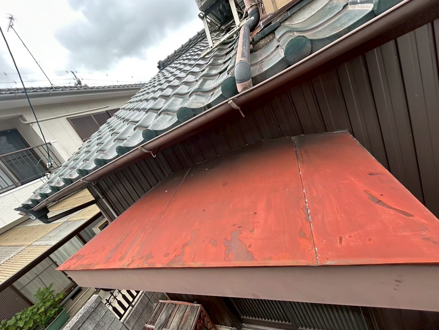 西尾市にて雨漏り修理〈玄関上の軒天から雨漏り・庇板金工事〉の施工前写真