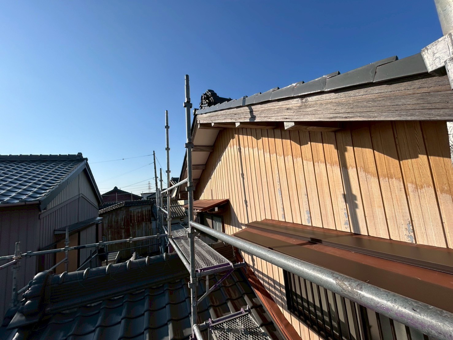 碧南市にて破風板金カバー・雨樋交換工事の施工前写真