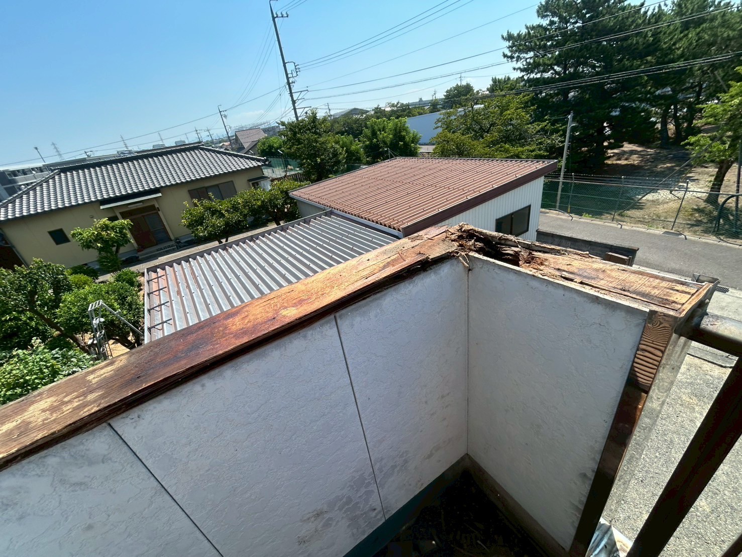 愛知県高浜市にて雨漏り修理〈笠木板金の内部腐食による雨漏り〉の施工前写真