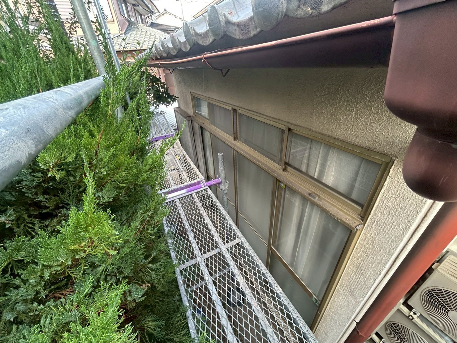 高浜市にて雨樋修理〈雨樋のオーバーフロー・雨漏り予防〉の施工前写真