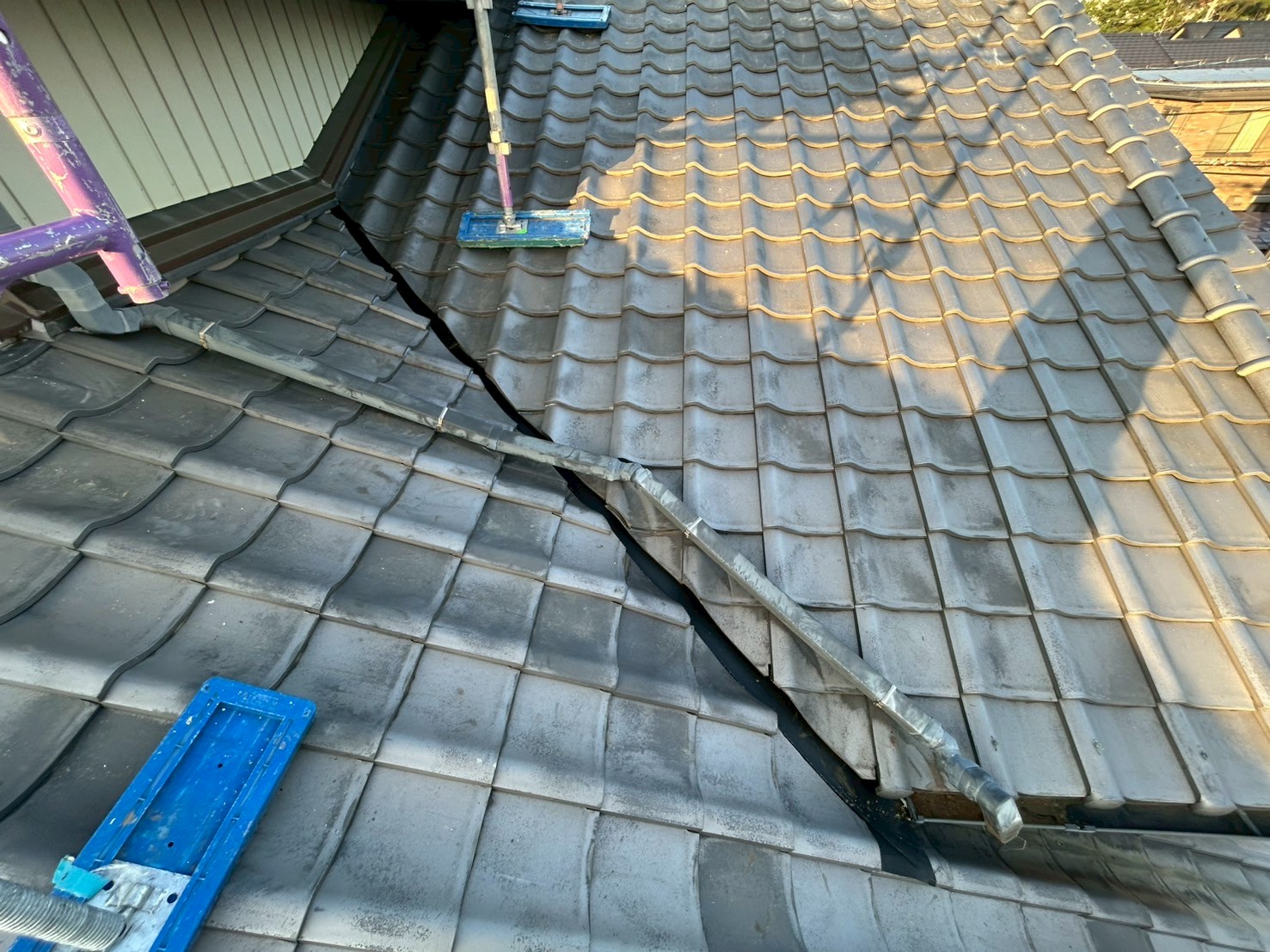 安城市にて屋根修理〈谷板金の穴あき・雨漏り予防〉の施工後写真