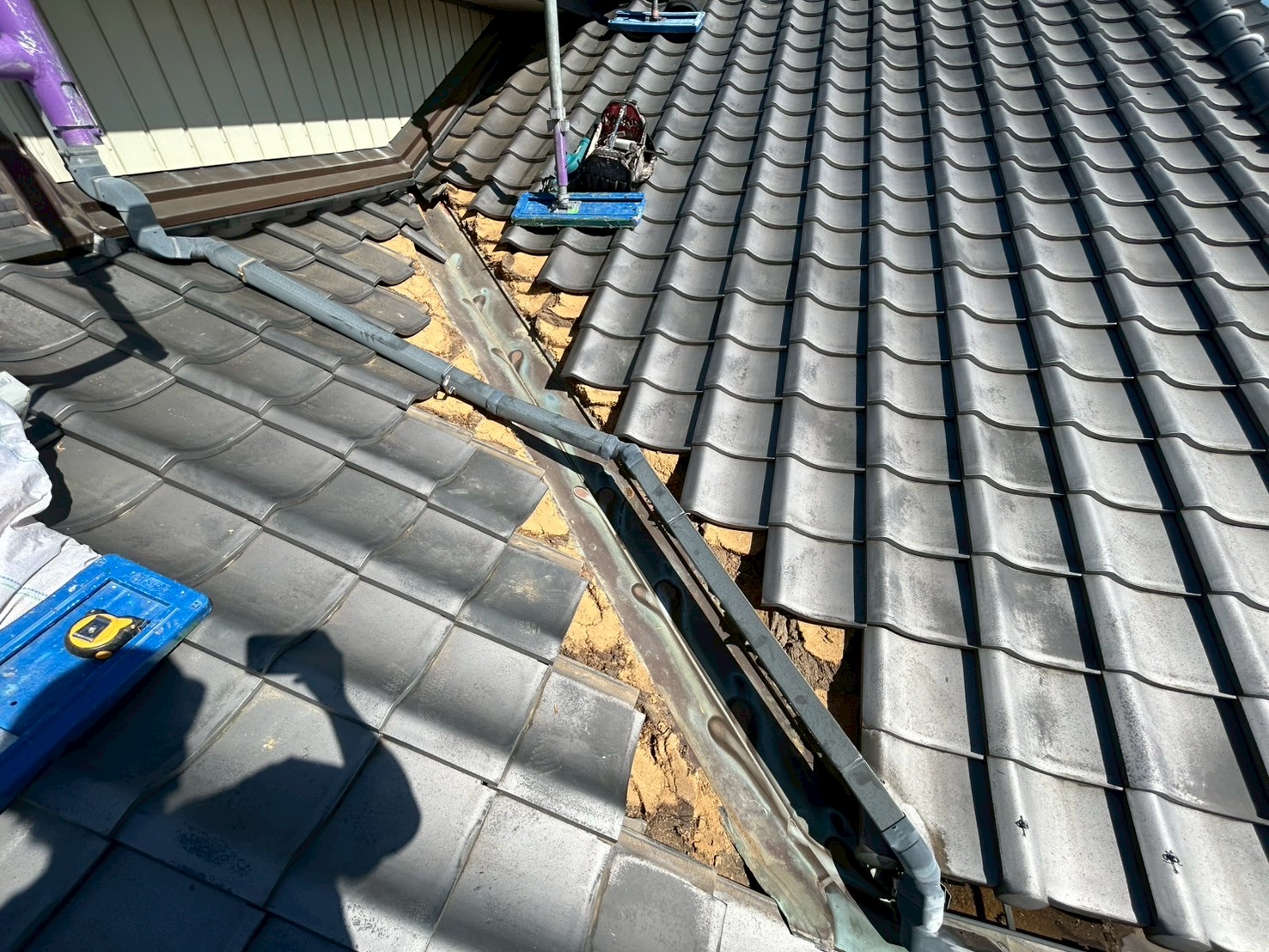 安城市にて屋根修理〈谷板金の穴あき・雨漏り予防〉の施工前写真