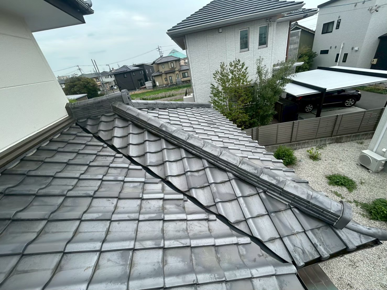 西尾市にて屋根修理〈雨漏り予防の谷板金補修工事〉の施工後写真