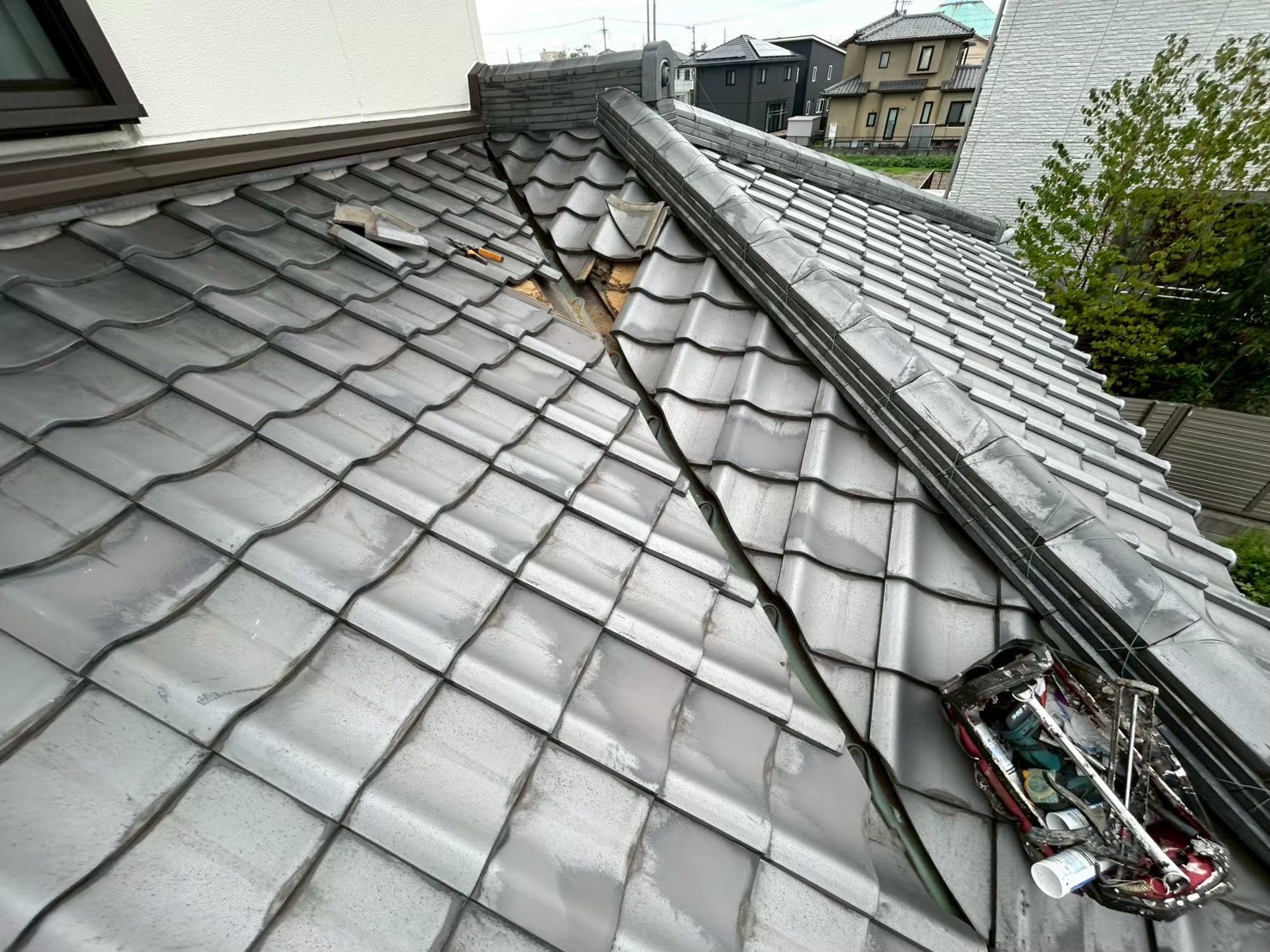 西尾市にて屋根修理〈雨漏り予防の谷板金補修工事〉の施工前写真