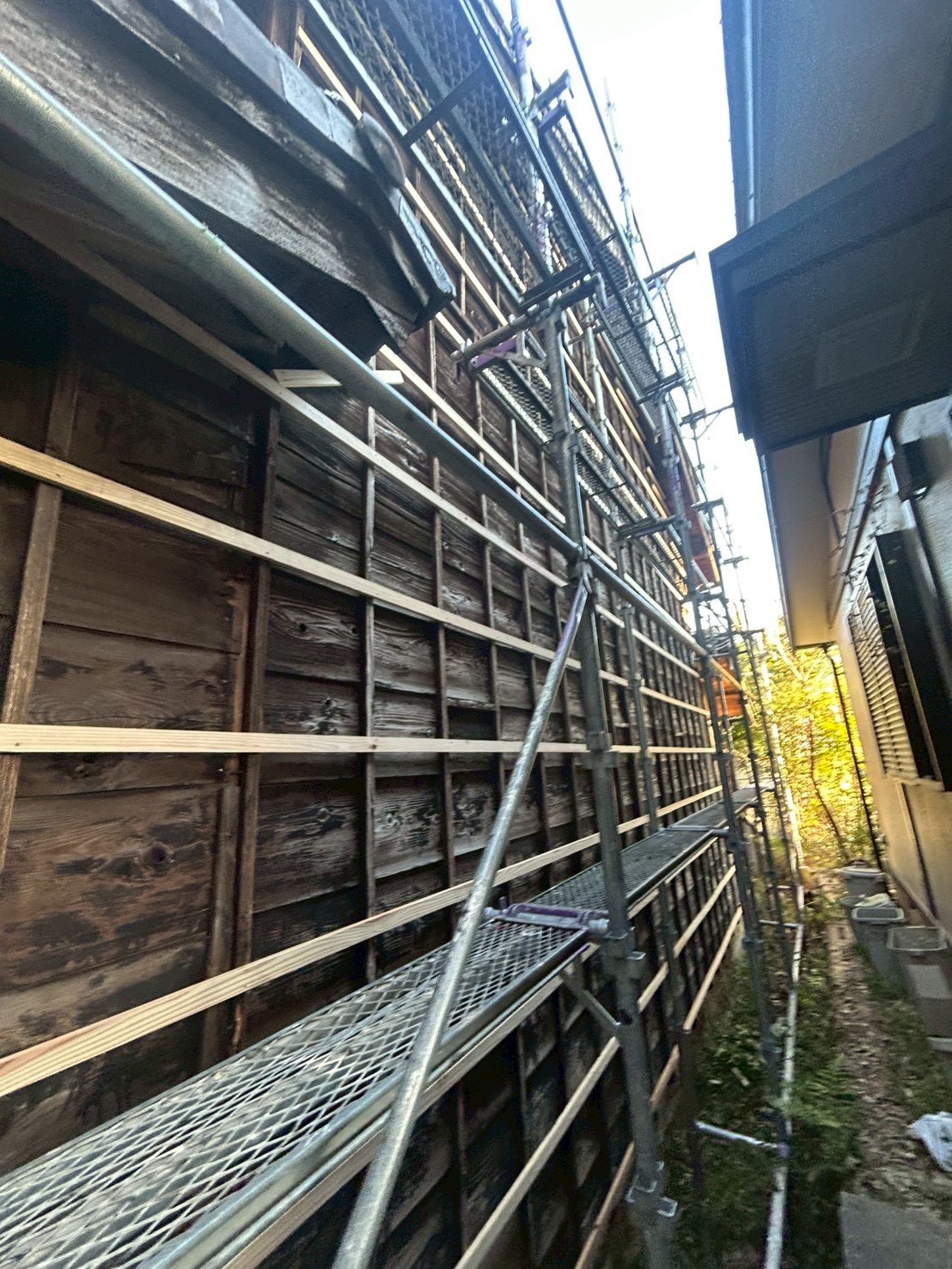 岡崎市にて雨漏りに伴う外壁張替え工事〈ガルバリウム外壁へのカバー〉の施工前写真