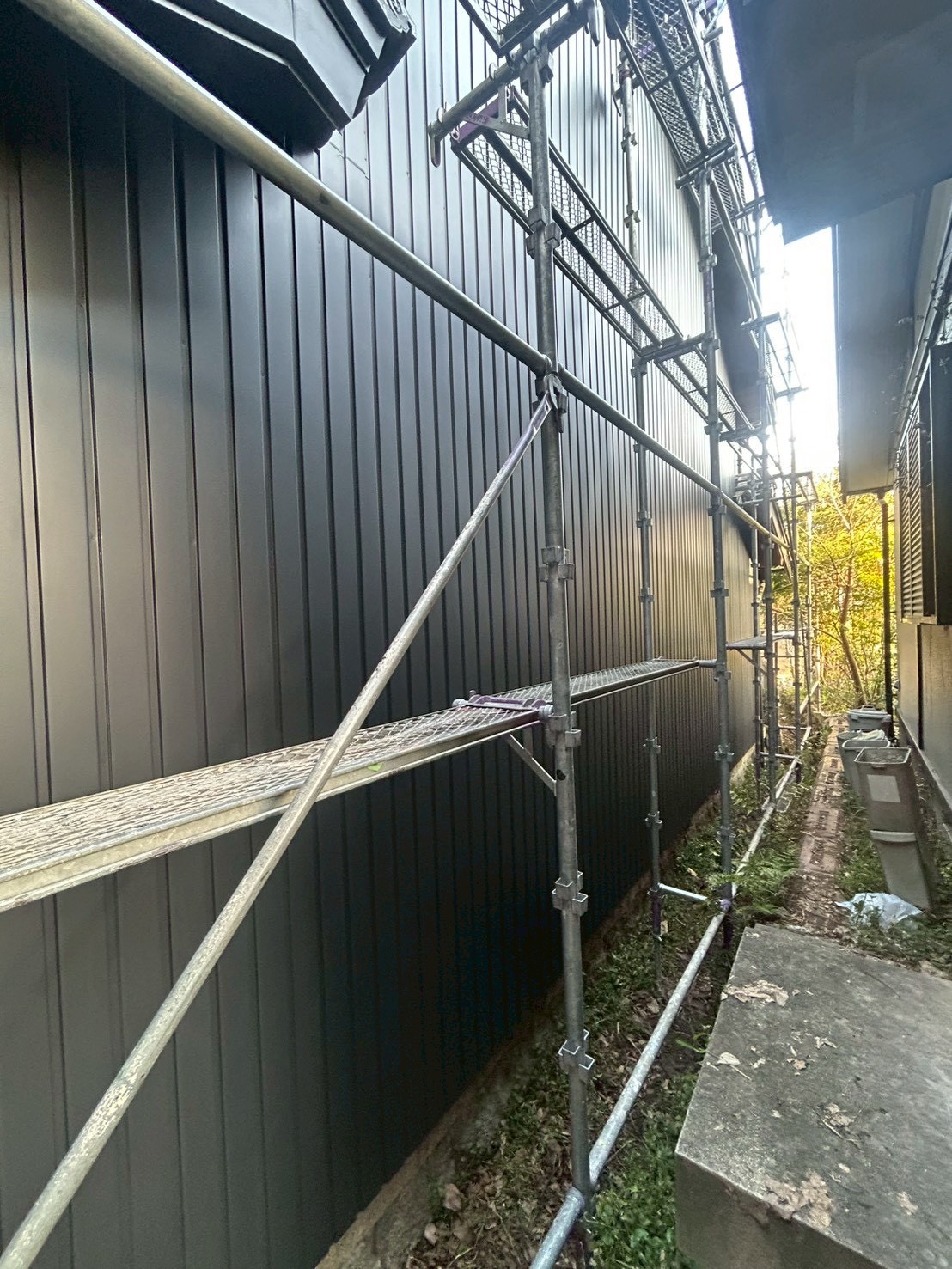 岡崎市にて雨漏りに伴う外壁張替え工事〈ガルバリウム外壁へのカバー〉の施工後写真