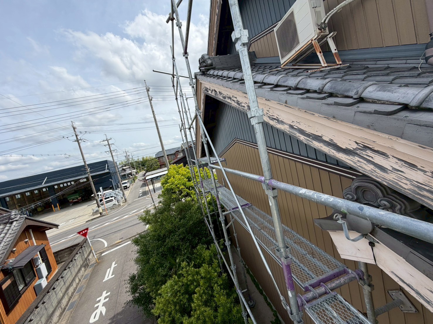 岡崎市にて屋根修理〈破風板の劣化・板金巻き〉の施工前写真