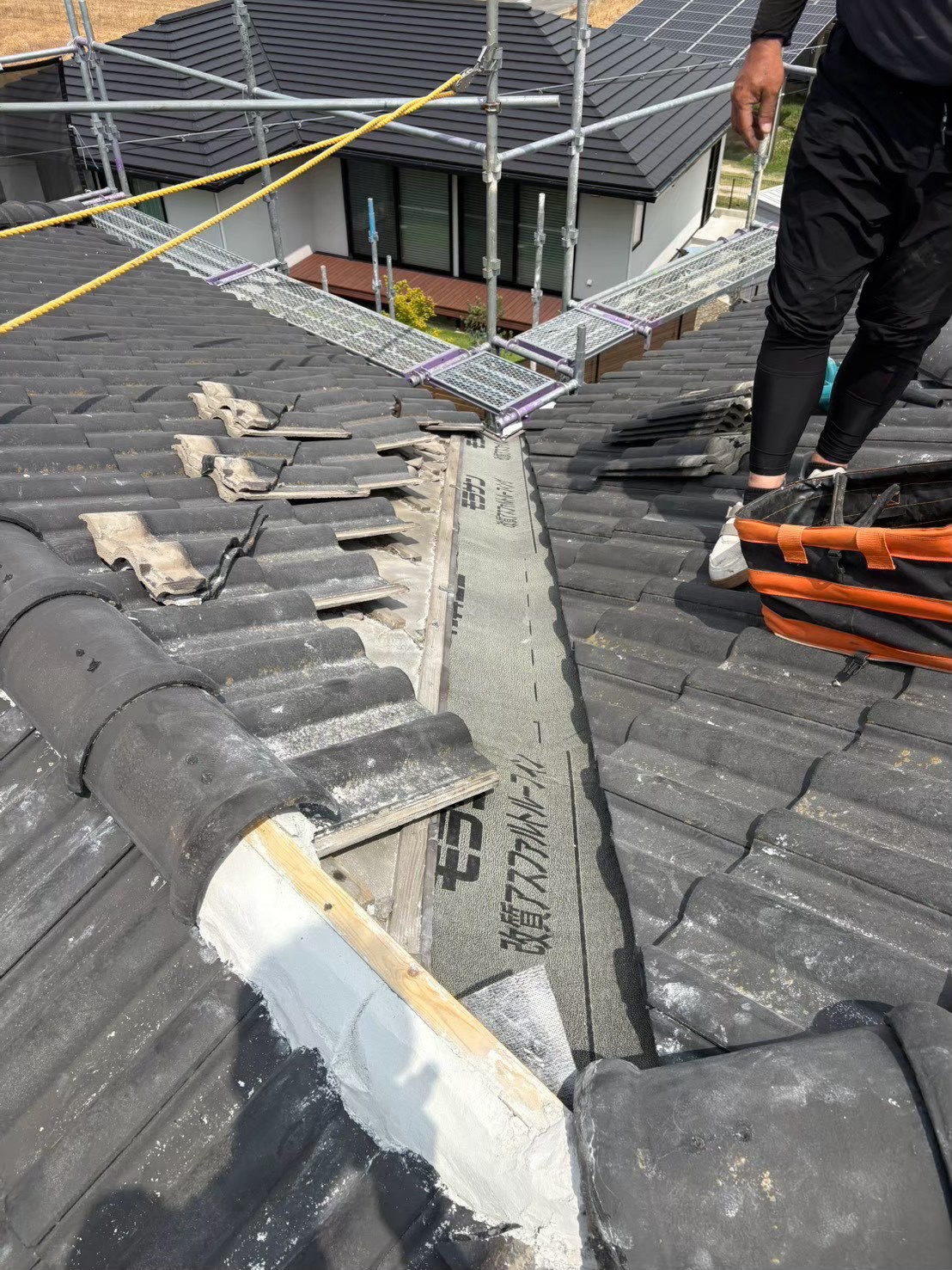 豊田市にて屋根修理〈破風板と谷板金の補修〉の施工前写真