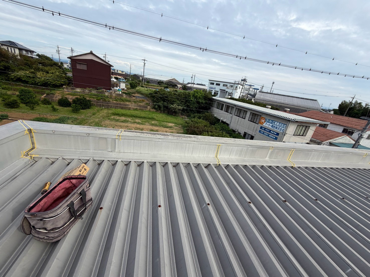 安城市にて雨漏り修理〈工場屋根の目地劣化による雨漏り・目地の打ち替え〉の施工前写真